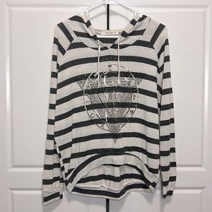 Four Girlz Hooded Slouchy Graphic Tee Sz M “Love & Free”